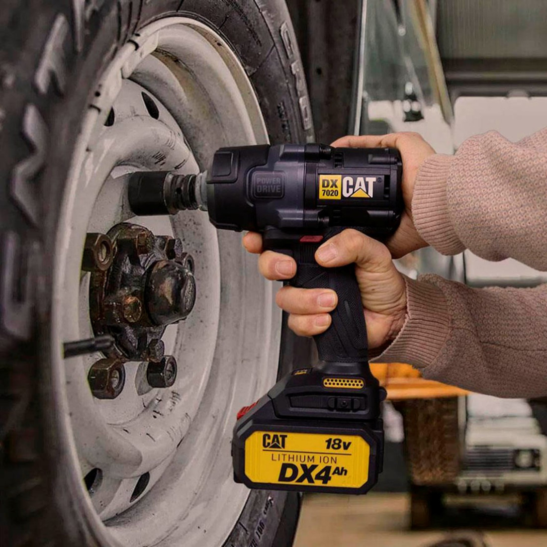 Cat 1/2" Impact Wrench Bl 700Nm 18V - Image 2